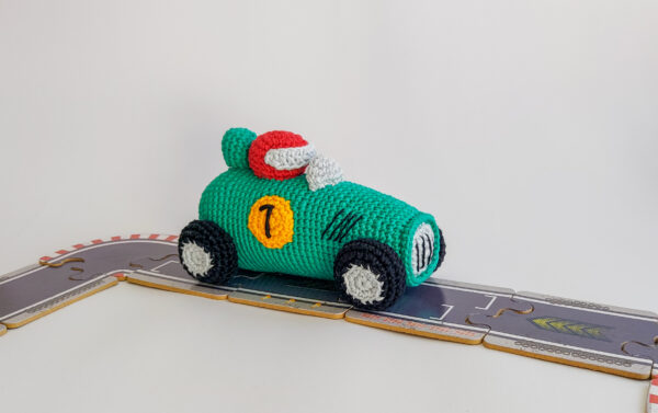 Receita de Carrinho de Corrida Divertido em Amigurumi